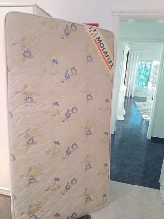 Cama + estrado + colchão + almofadas + cortinados + edredão