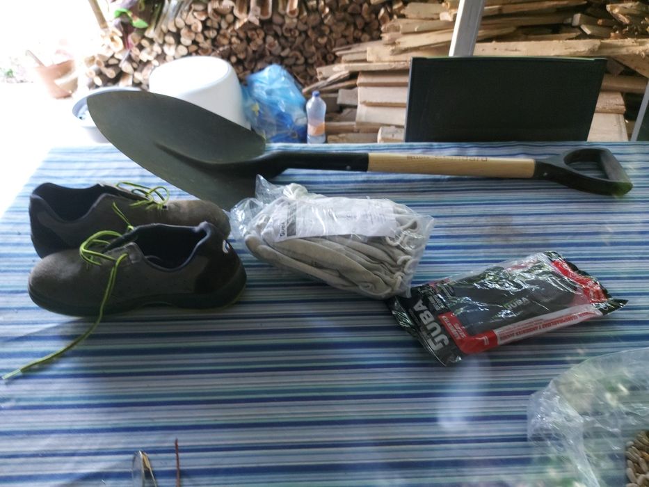 1 pá de construção 5 pares de luvas e 1 par de sapatos novos Robusta