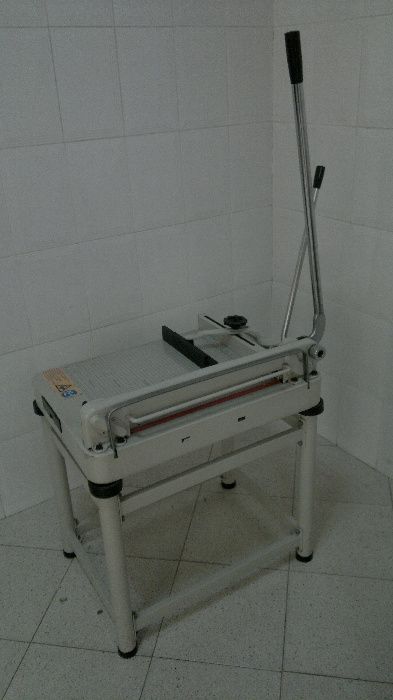 Guilhotina Corte Manual 43cm de largura, altura de papel 4cm