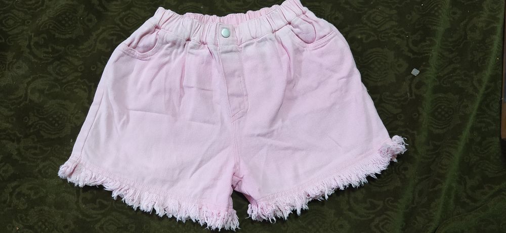 Короткие джинсовые шорты с бахромой