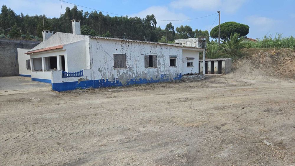 Moradia com cerca de 200m2 - Aldeia Nova