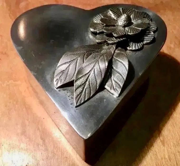 CAIXA CORAÇÃO - J.S.I. - estanho a 97% - anos 80 - 16x14x4,5 cm/s