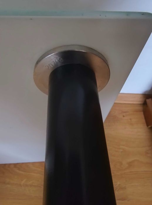 Biurko / stół / toaletka IKEA GLASHOLM z nogami IKEA ADILS w kolorze bladozielonym/miętowym