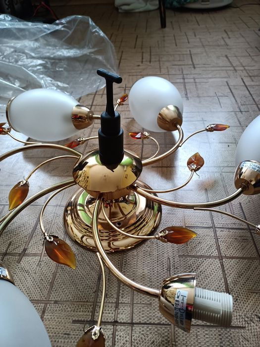 Продам люстру на запчасти