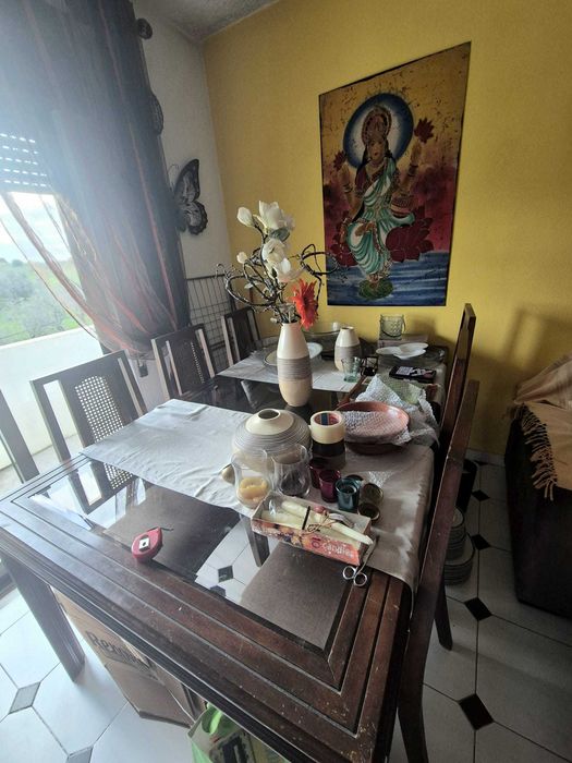 Conjunto de Mesa de Jantar em Madeira Escura – 6 Lugares