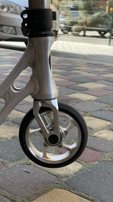 Трюковий самокат.