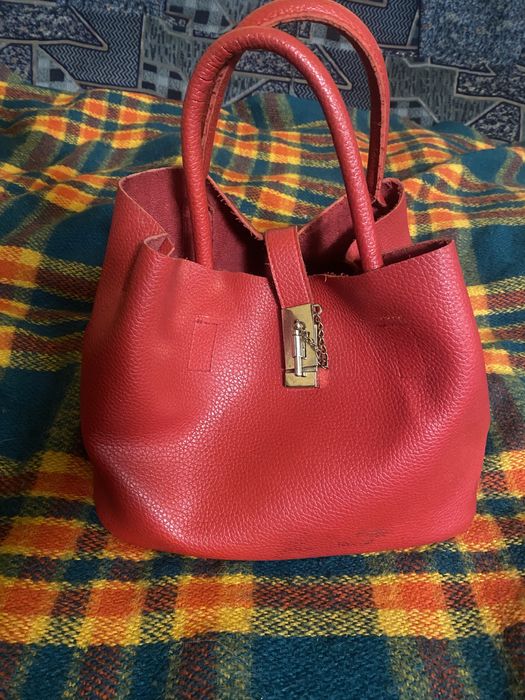 Яскрава, багатовмісна сумка в идеальному стані