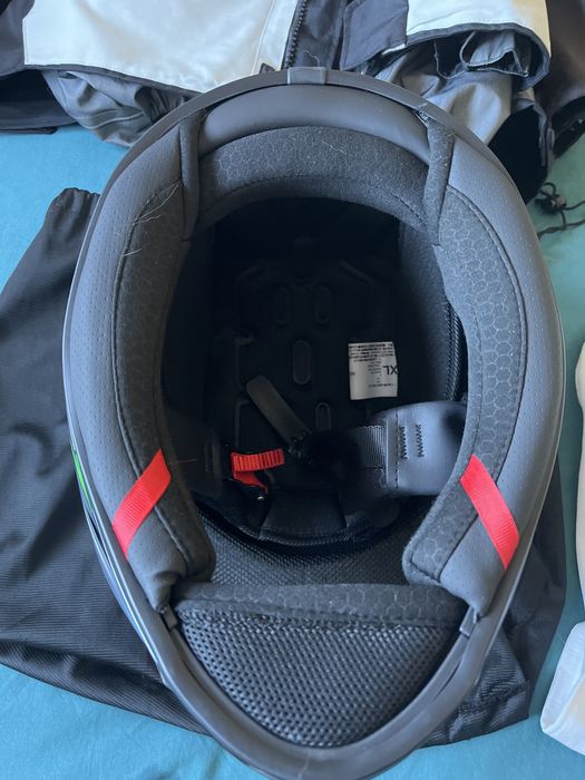 Roupa e capacete de mota