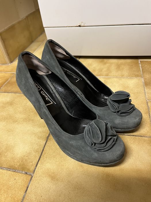 Szare zamszowe buty na obcasie