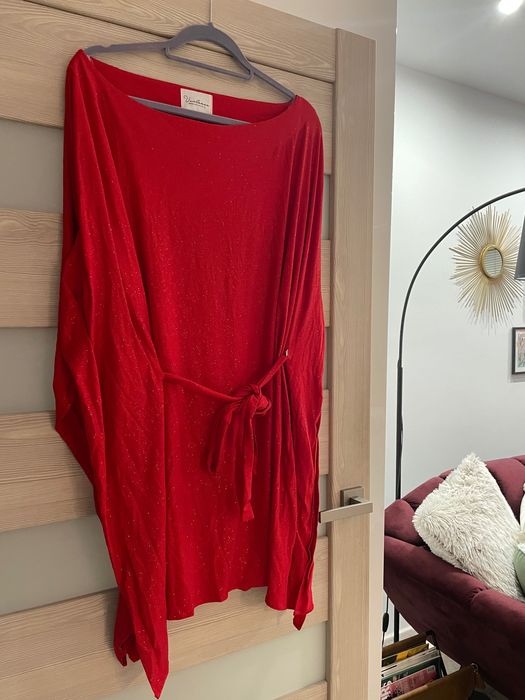 Czerwona brokatowa sukienka