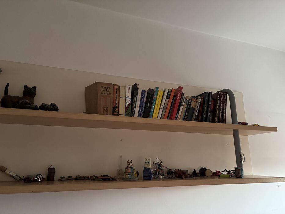 Cama solteiro com gavetão + 2 colchões + estantes