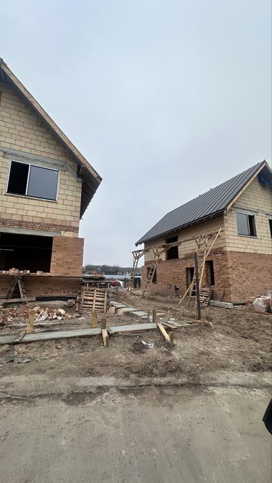 Продам будинок . Стоянка, класна локація.