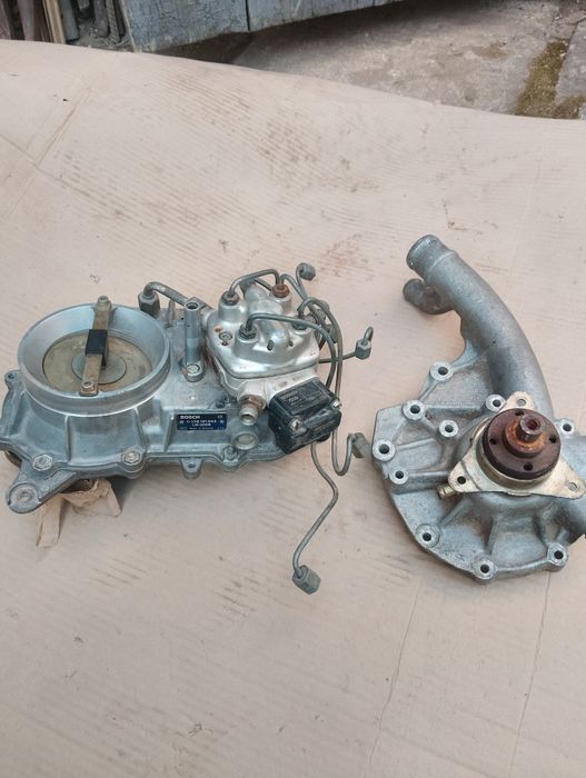 Помпа на двигатель мерс 102 мотор