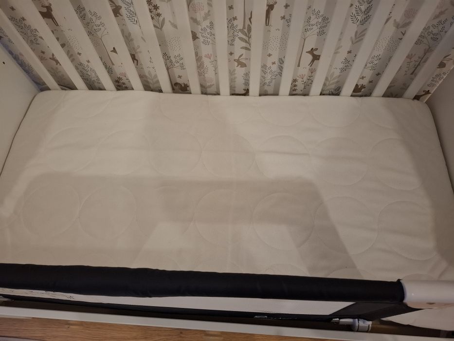 Vendo cama de bebé com acessórios