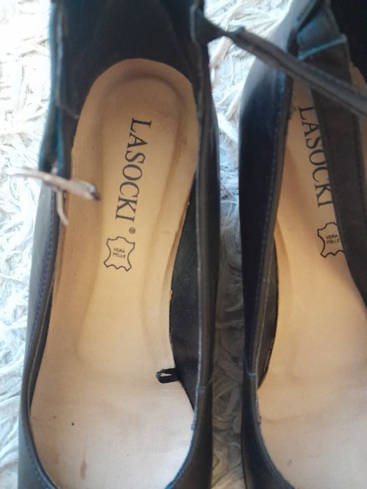 Skórzane buty lasocki na koturnie