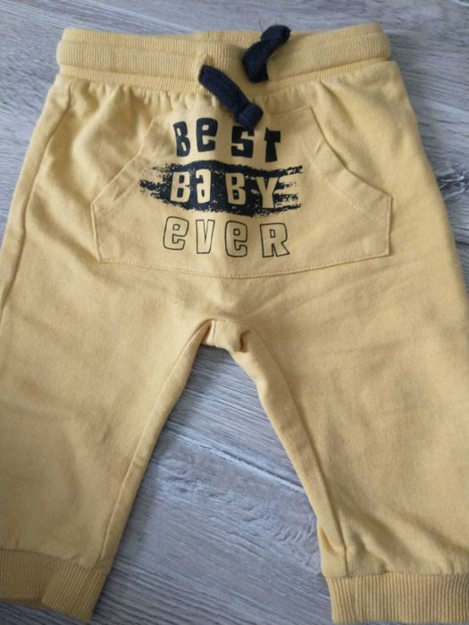 Dres r. 74 . Jak nowy. Założony kilka razy. Komplet.