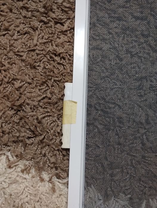 Дверь балконная с антимоскитной сеткой.