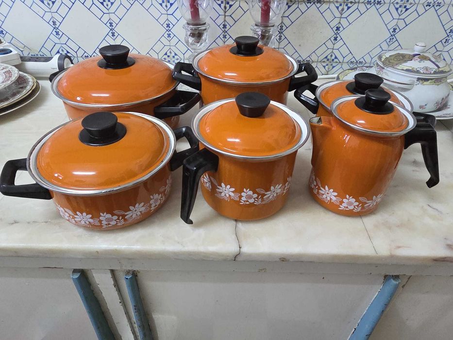 Vintage Orange Cookware Set448660976782561280