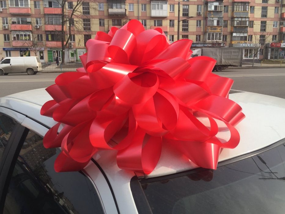 красный подарочный бант на машину с лентами