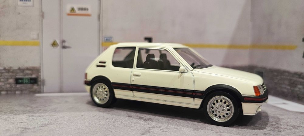 Carro Miniatura Peugeot 205 GTI - em escala 1:43 - Oferta ENVIO