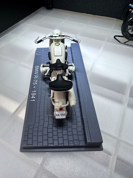 Miniatura BMW R75 de 1941 Escala 1/24 made by IXO