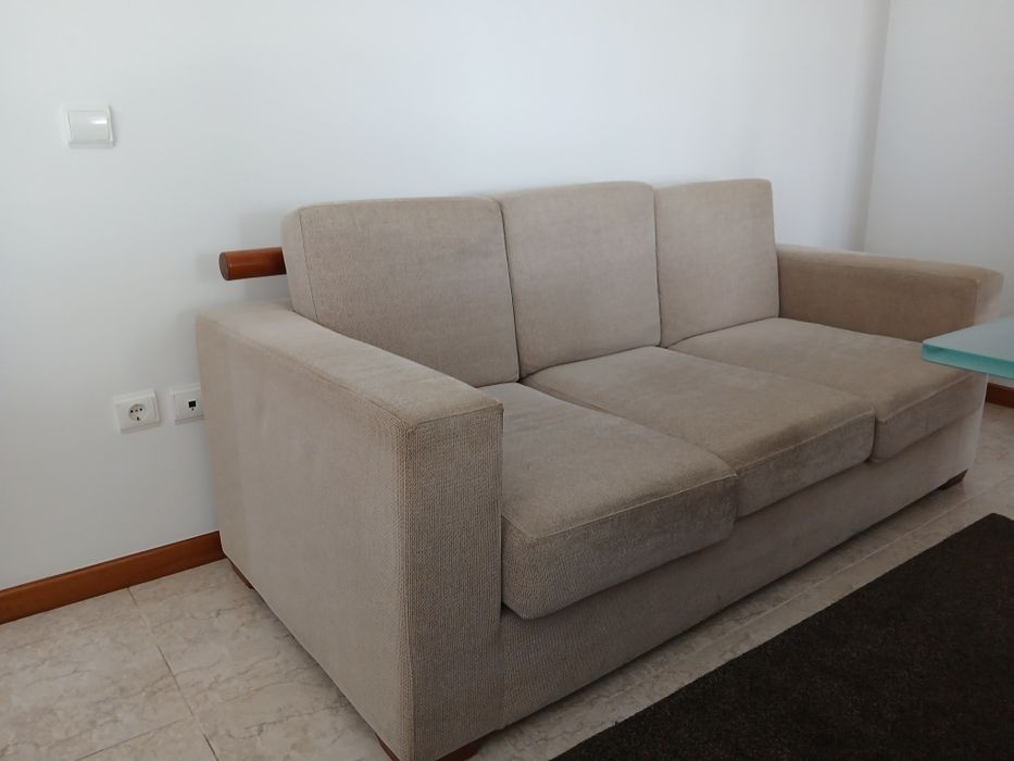 Sofá beje 3 lugares