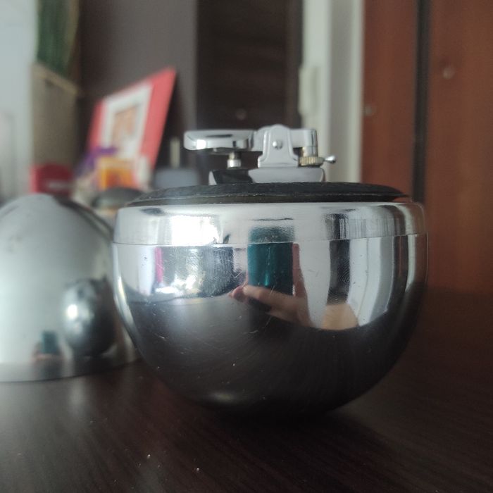 Zapalniczka vintage w kształcie jajka.