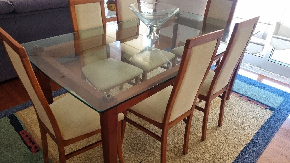 Mesa vidro com estrutura madeira e seis cadeiras