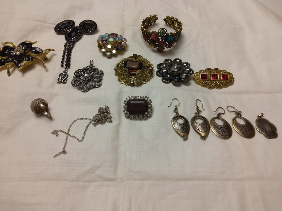 Кольцо,браслет,серьги ,броши