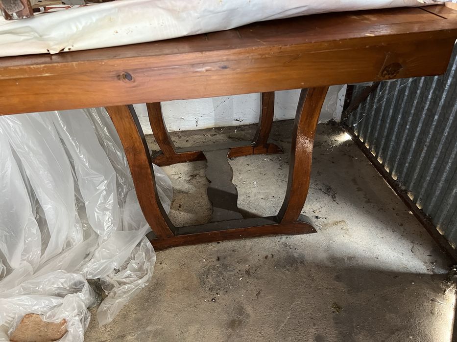 Mobilia de sala antiga (1 cristaleira + 1 mesa + 4 cadeiras)