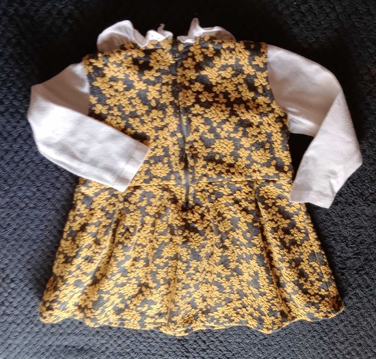 Vestido florido, mangas e folho em cima branco  da Chicco - 12 meses