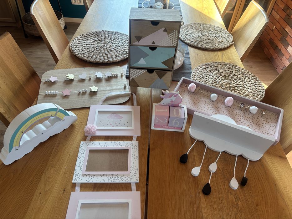 Akcesoria drewniane do pokoju dziewczynki