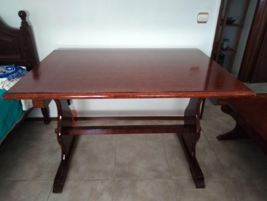 Mesa em pinho mais 2 bancos com arrumação