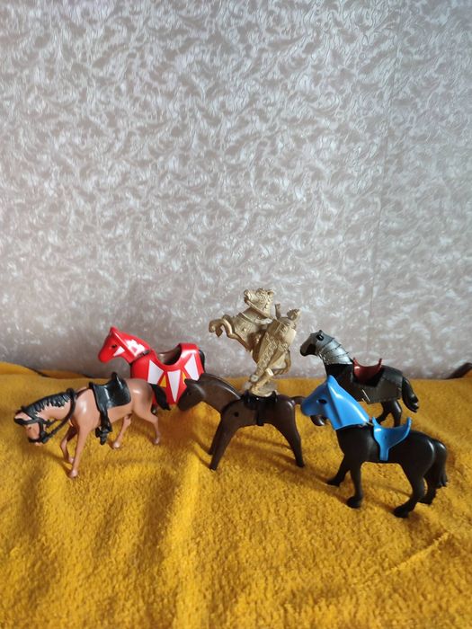 Продаю копилку .чемодан. деревянные игрушки..лошадей