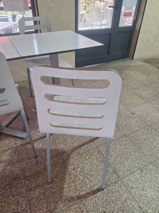 Mobiliário para Café / Restaurante – Mesas e Cadeiras em Bom Estado
