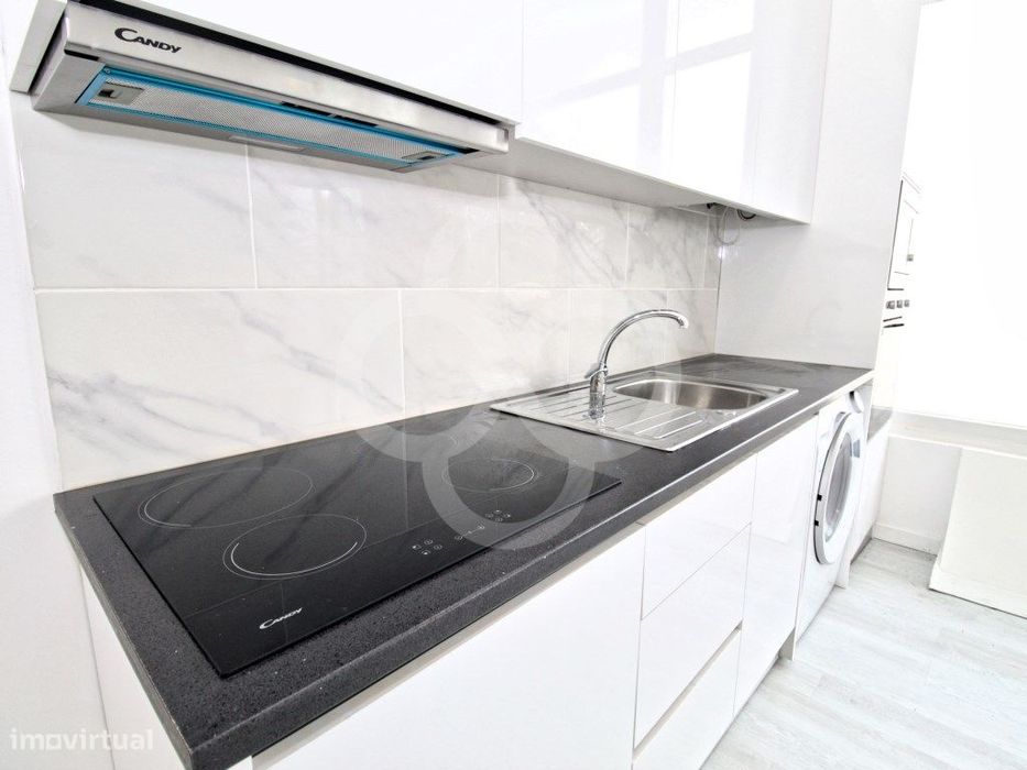 Espaço Comercial Transformado em Apartamento no Laranjeiro em Almada — Laranjeiro E Feijó, Setúbal