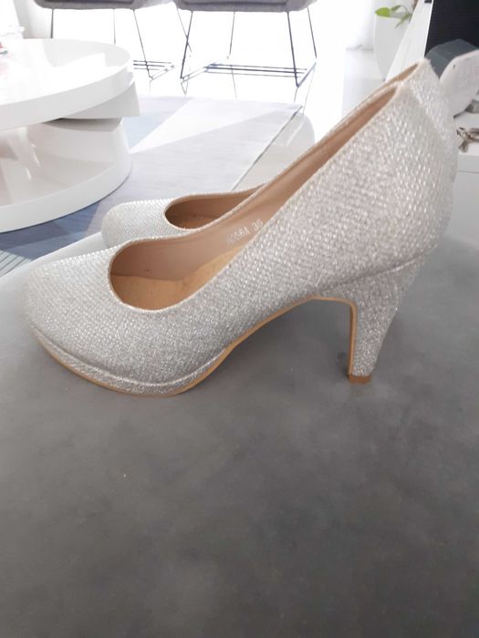 Sapatos de mulher como novos