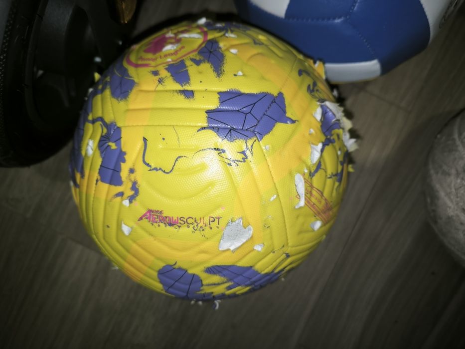 Bolas de futebol e volei