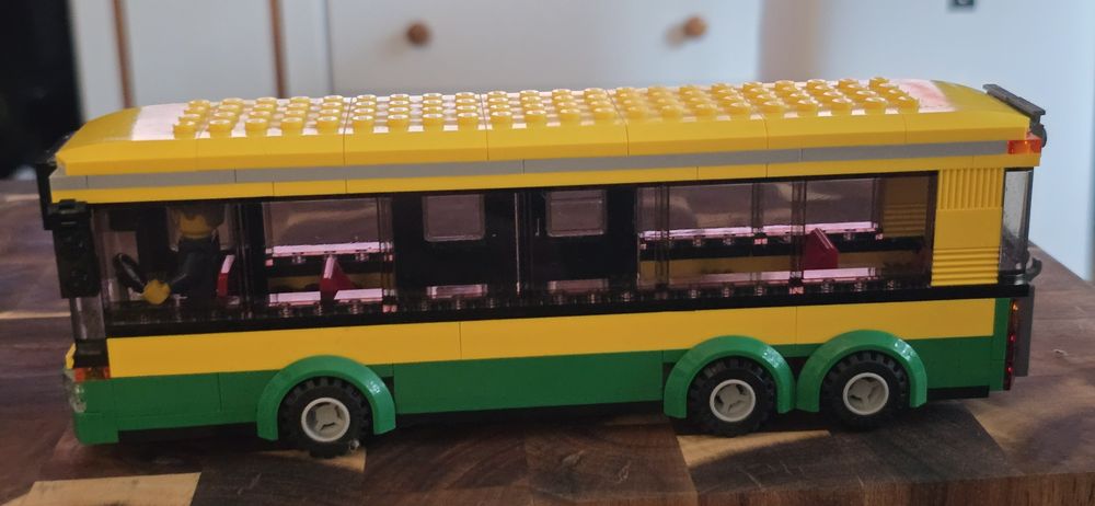 Lego autobus z zestawu 60154 Bus Station City
Lego autobus z zestawu