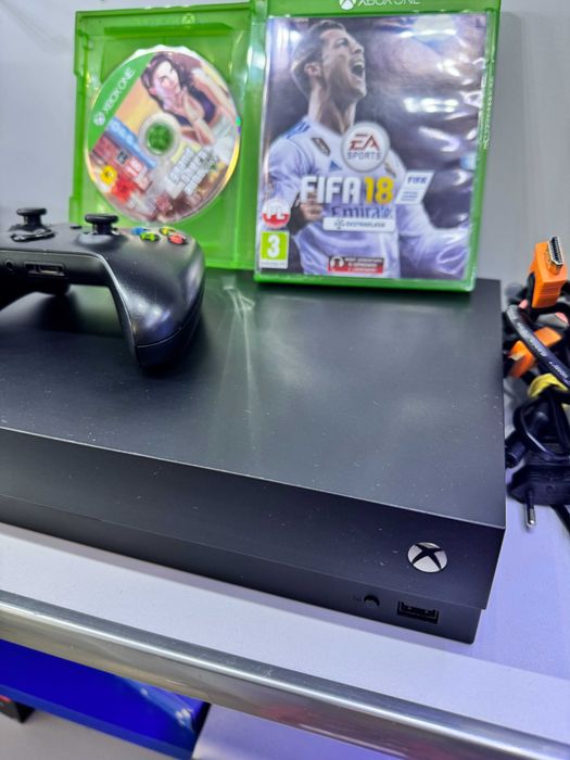 konsola Xbox One X 1tb + 2 gry gta 5 fifa 18 zestaw super stan