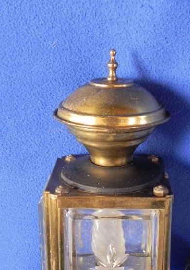 Lanterna de carruagem bonita feita de latão dourado e cristais.