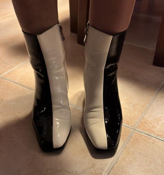 Botins pretos e brancos