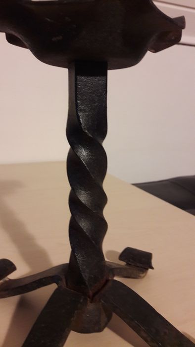 Świecznik z elementów kutych