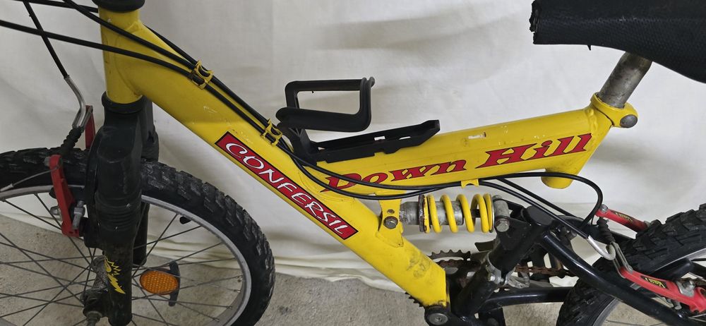 Bicicleta Confersil de montanha com suspensão .