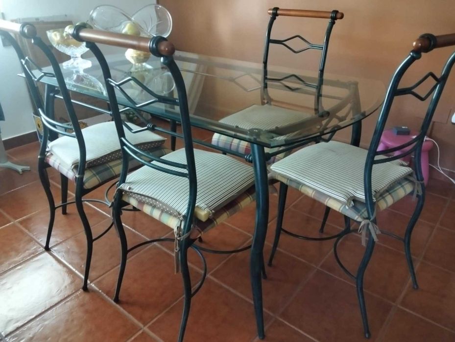 Vendo mesa e cadeiras