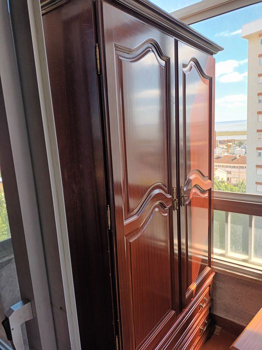 Cama e roupeiro impecavel