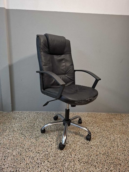 Cadeira Escritório Ajustável e C/ Rodas