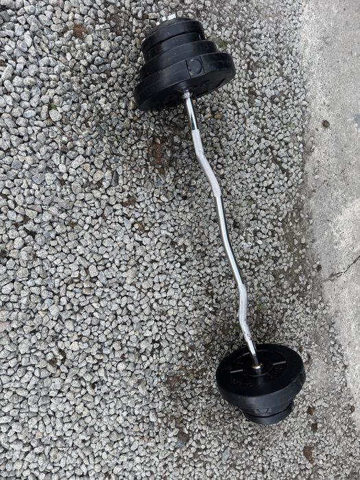 sztanga łamana z obciążeniem