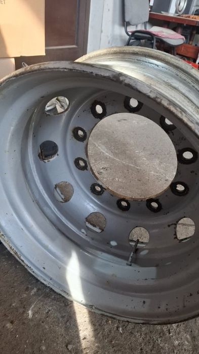 Felgi metalowe do samochodu ciężarowego