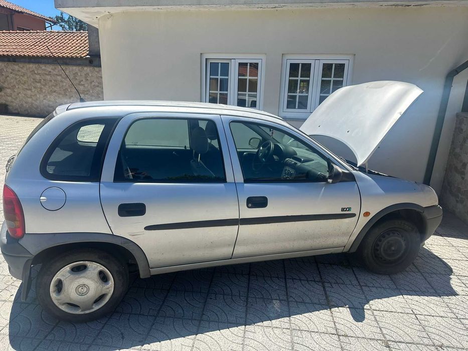 Opel Corsa B 12V de 2000, para Peças ou para restaurar